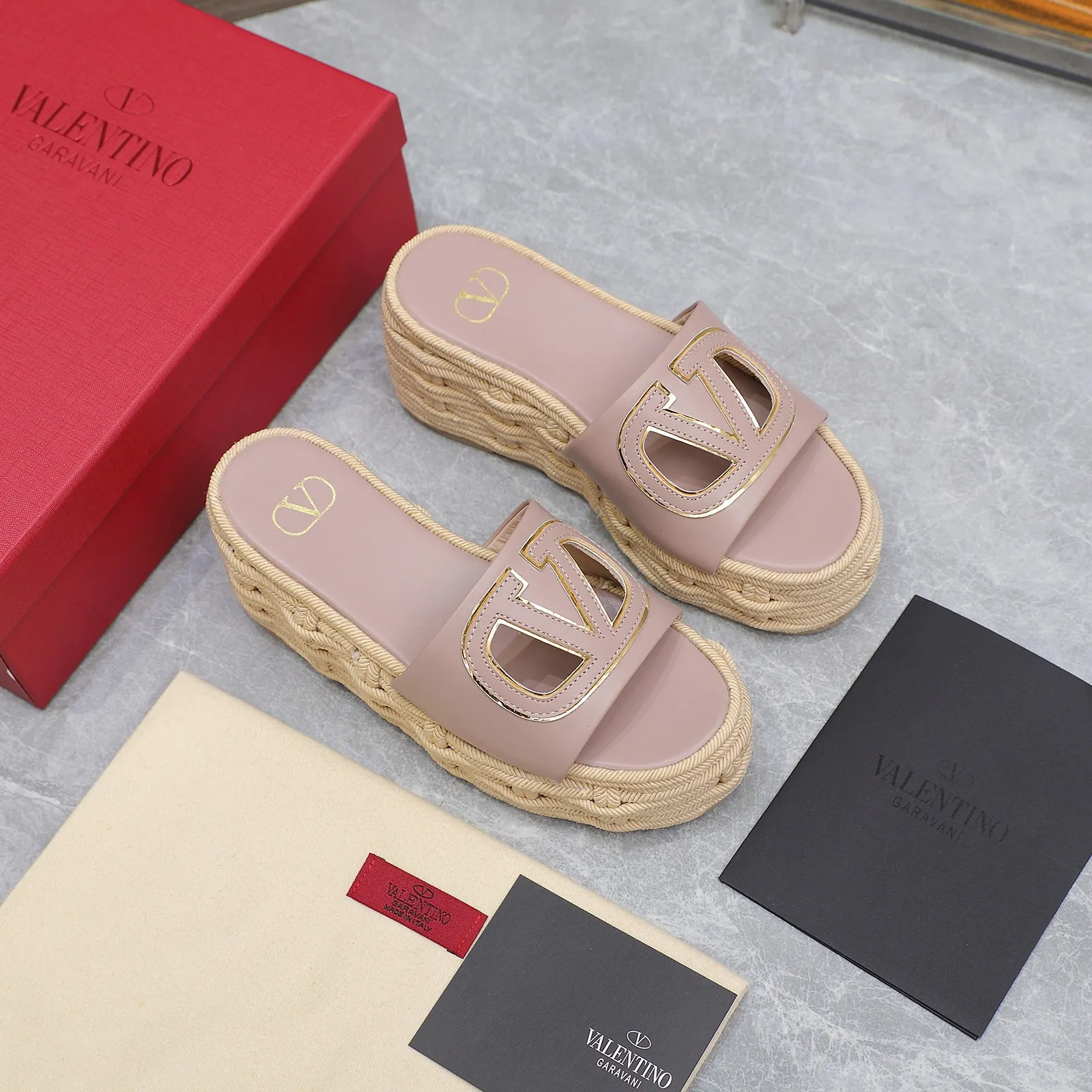 👟👟Ex-factory price 640👟👟The highest version💯💯💯 2024 early spring counter catwalk style updated simultaneously 💗Valentino💗Valentino Wedge hemp rope bottom slippers/follow-up sandals series ——————————Top version Super creative craft design highlights the brand’s unique style, luxury fashion and highly recognizable Exquisite round head, perfect side arc, extremely pure taste, ladylike temperament and full of femininity‼ ️ Upper: Made of imported cowhide. Lining: Made of mixed sheepskin. Italian imported cowhide outsole. Wedge heel back height: 8.5CM. Front height: 5.5CM. Code number: 35-41 (41 customized)